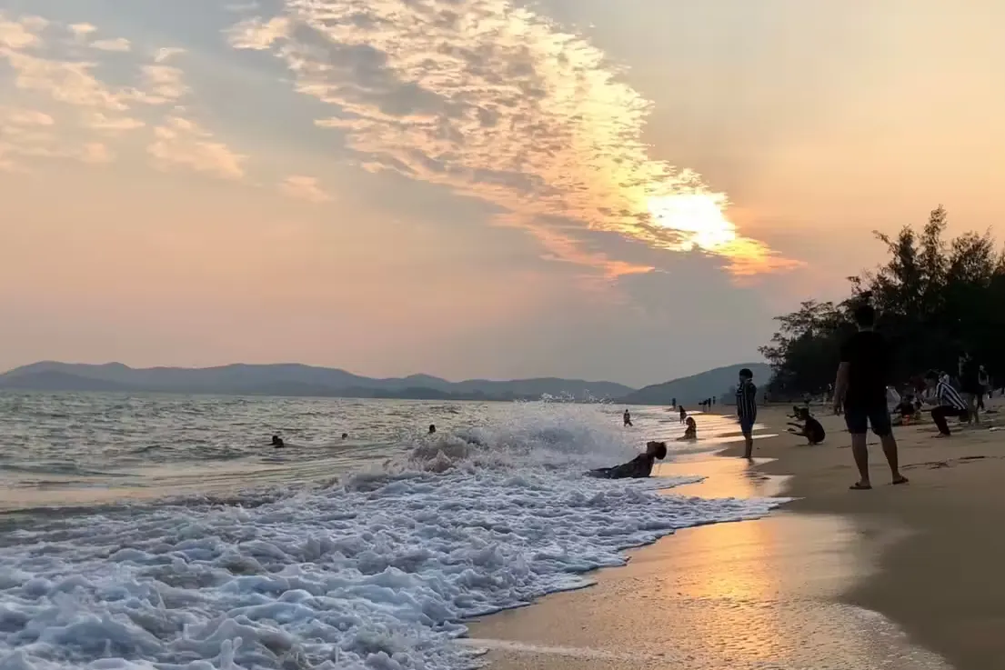 หาดนภาธาราภิรมย์ (หาด EOD) ยามพระอาทิตย์ตก ใกล้สนามบินอู่ตะเภา สัตหีบ